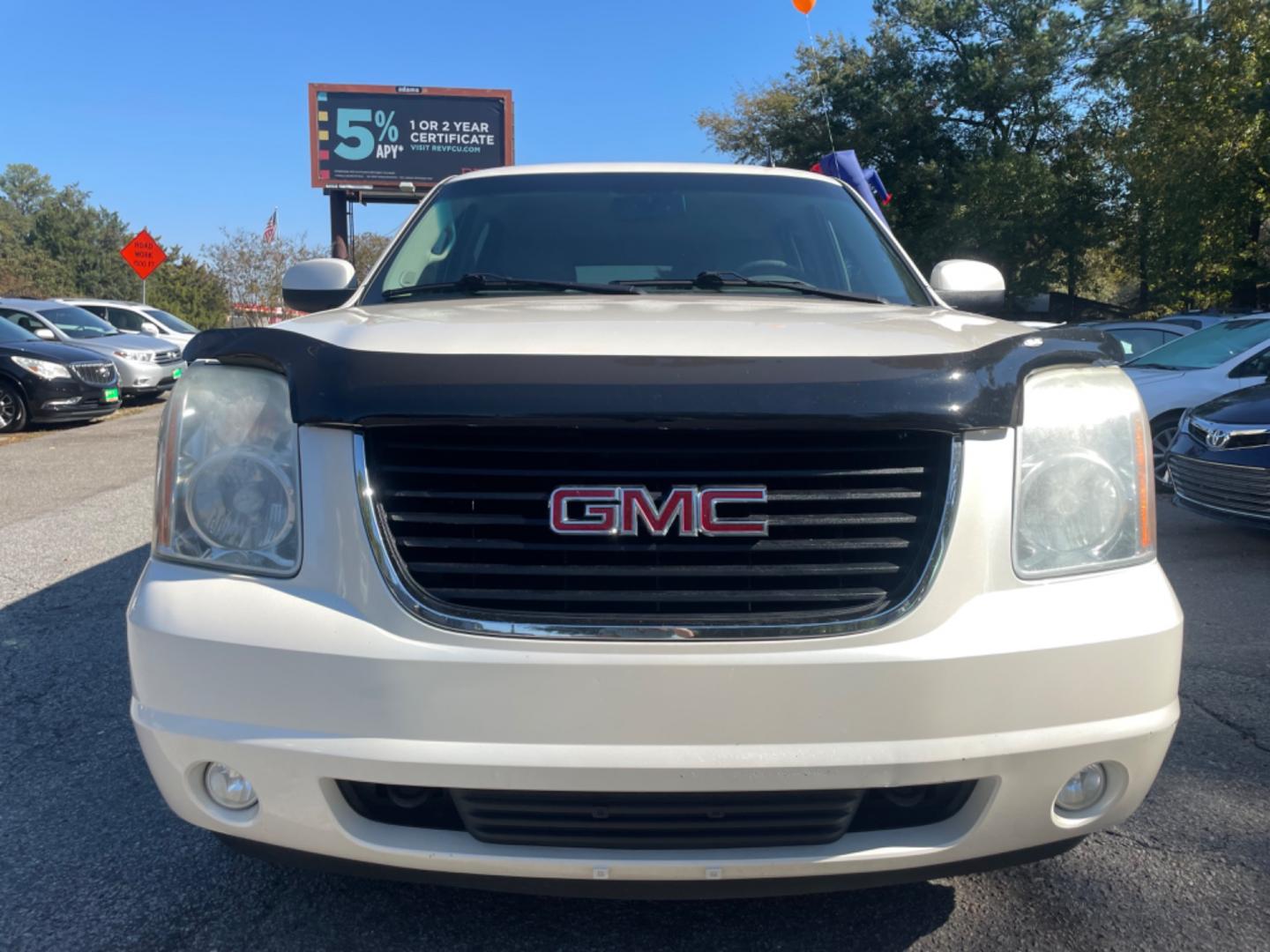 2012 WHITE GMC YUKON XL 1500 SLT (1GKS1LE07CR) with an 5.3L engine, Automatic transmission, located at 5103 Dorchester Rd., Charleston, SC, 29418-5607, (843) 767-1122, 36.245171, -115.228050 - Photo#1